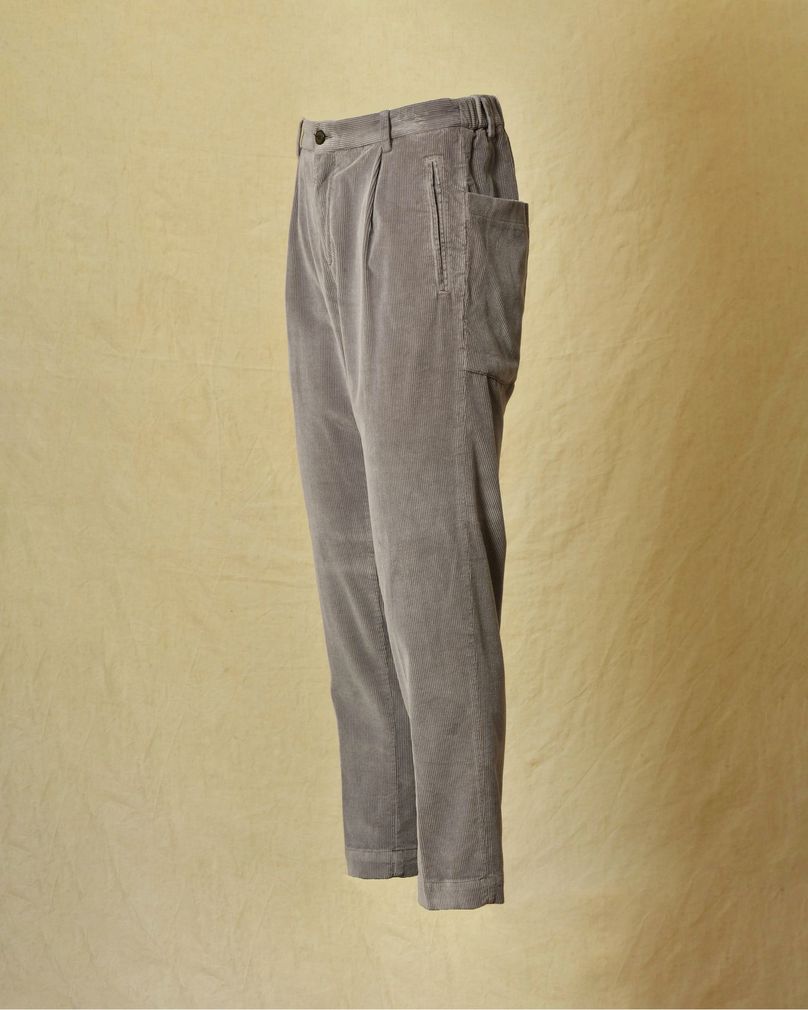 Pantalon en velours côtelé gris Outfit