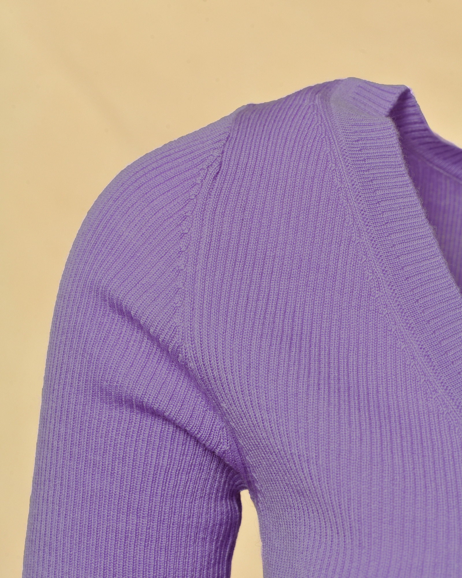 Pull en maille cotelée à col V violet P.A.R.O.S.H