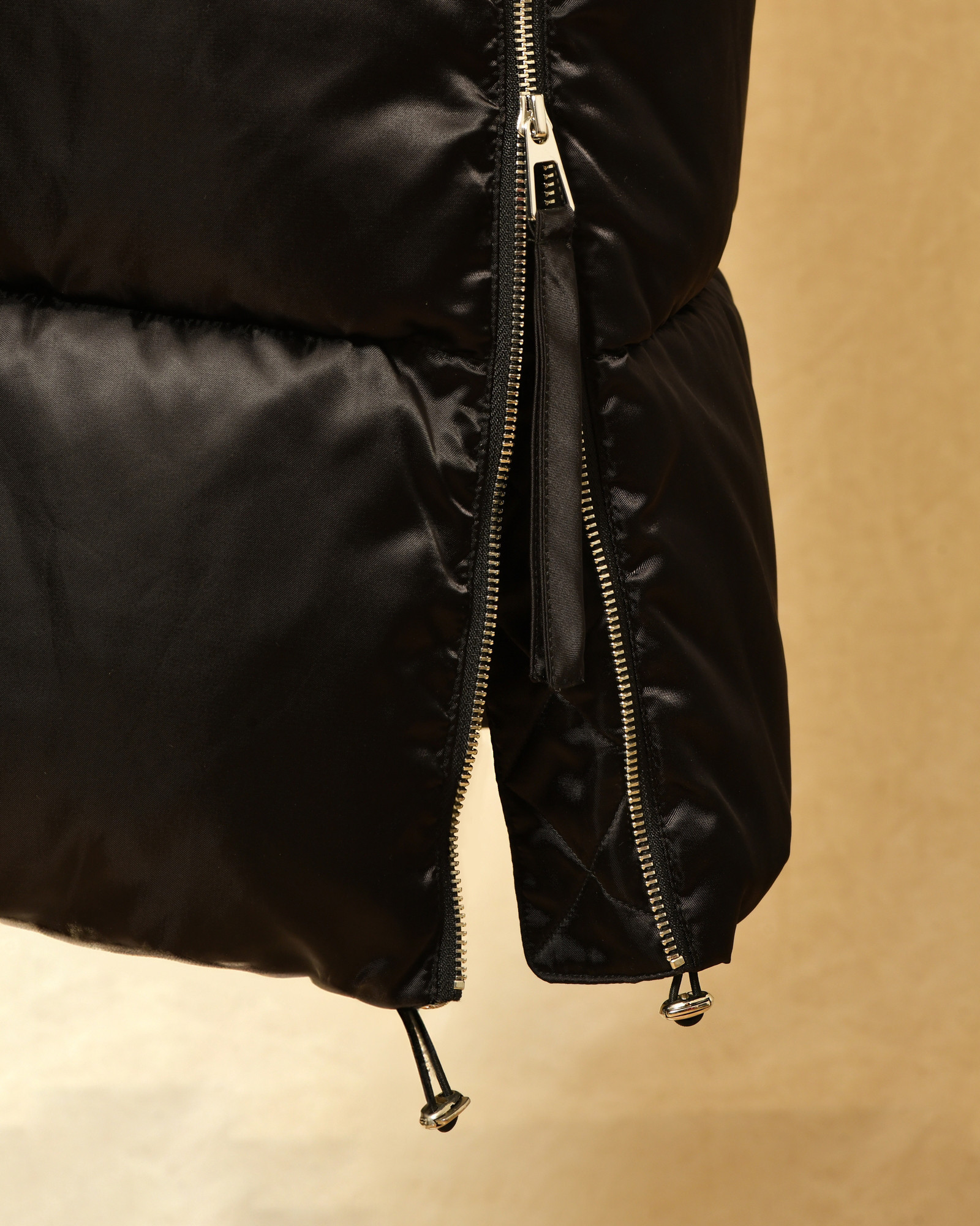 Longue doudoune noire à capuche Parosh