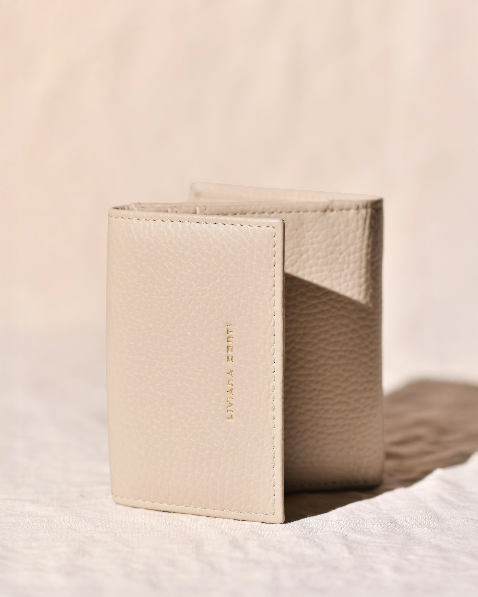 Portefeuille en cuir beige Liviana Conti