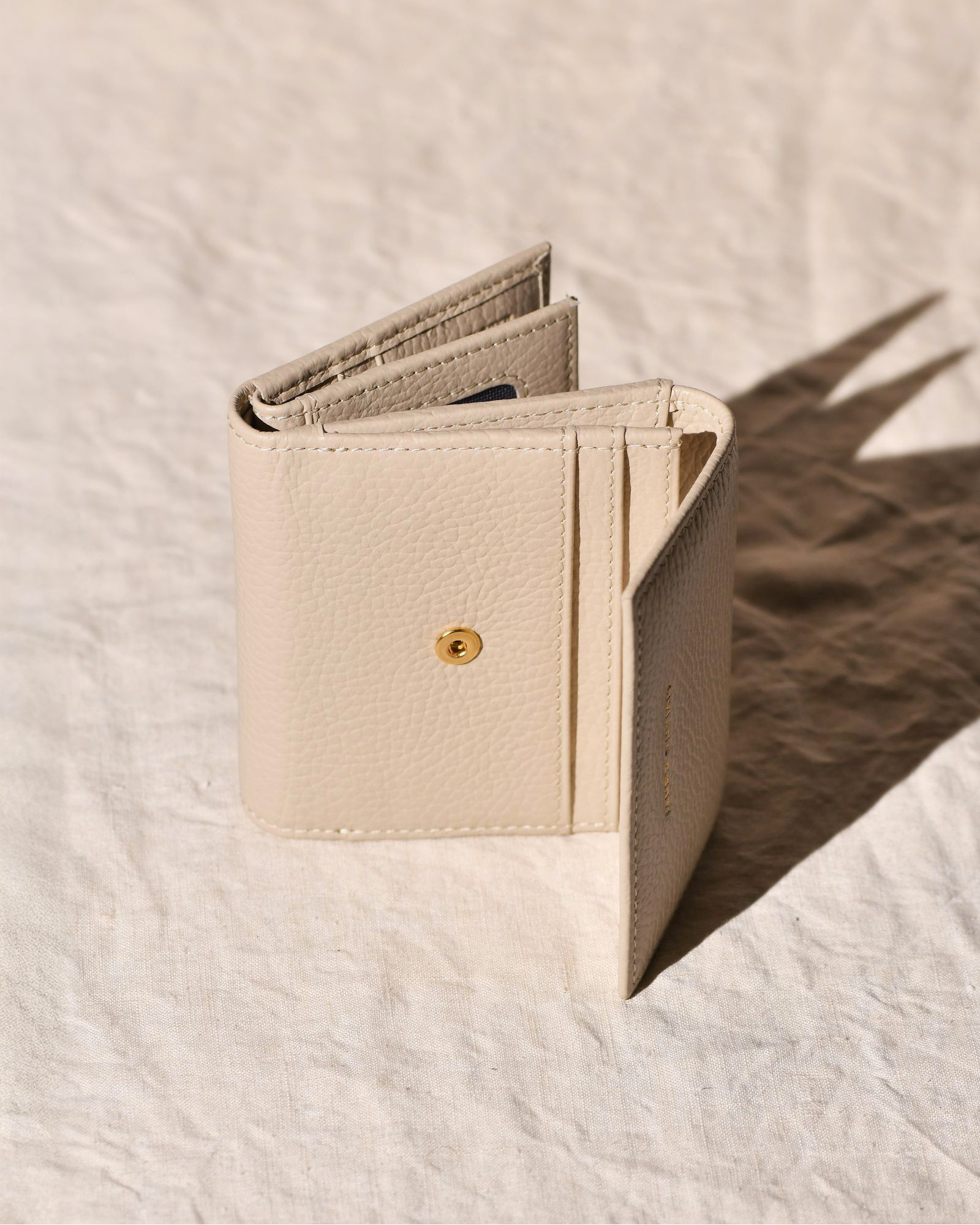 Portefeuille en cuir beige Liviana Conti