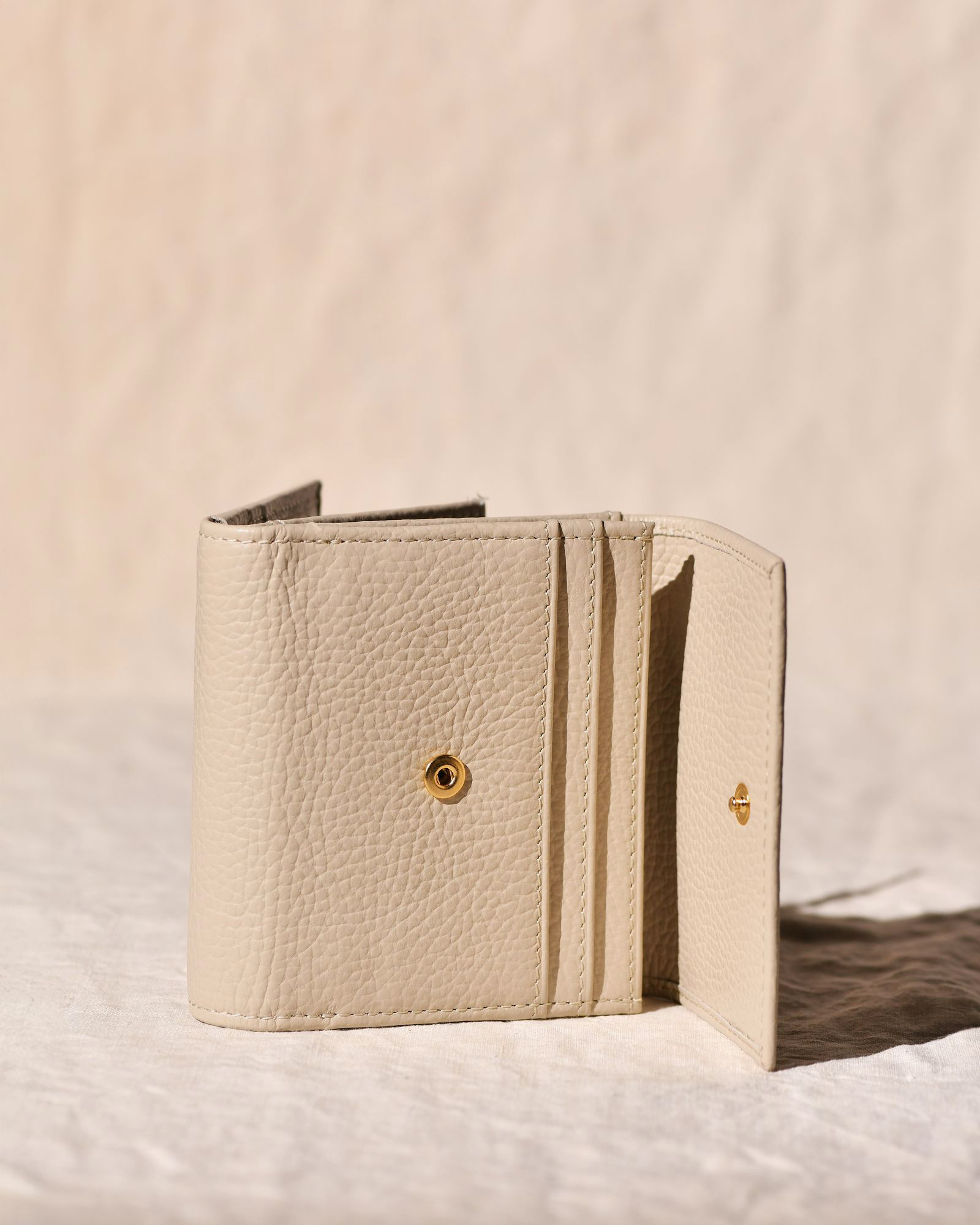 Portefeuille en cuir beige Liviana Conti