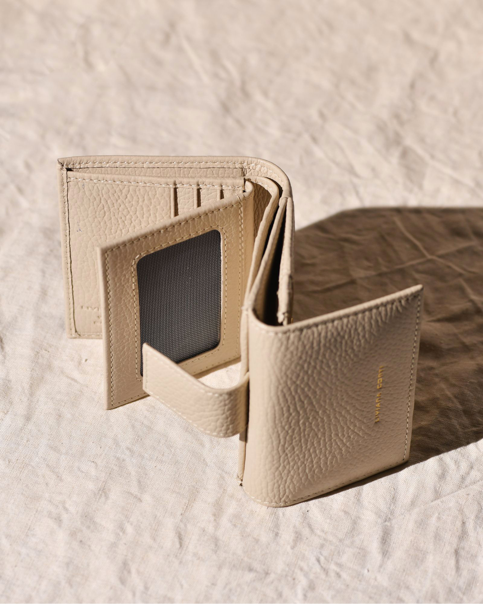 Portefeuille en cuir beige Liviana Conti