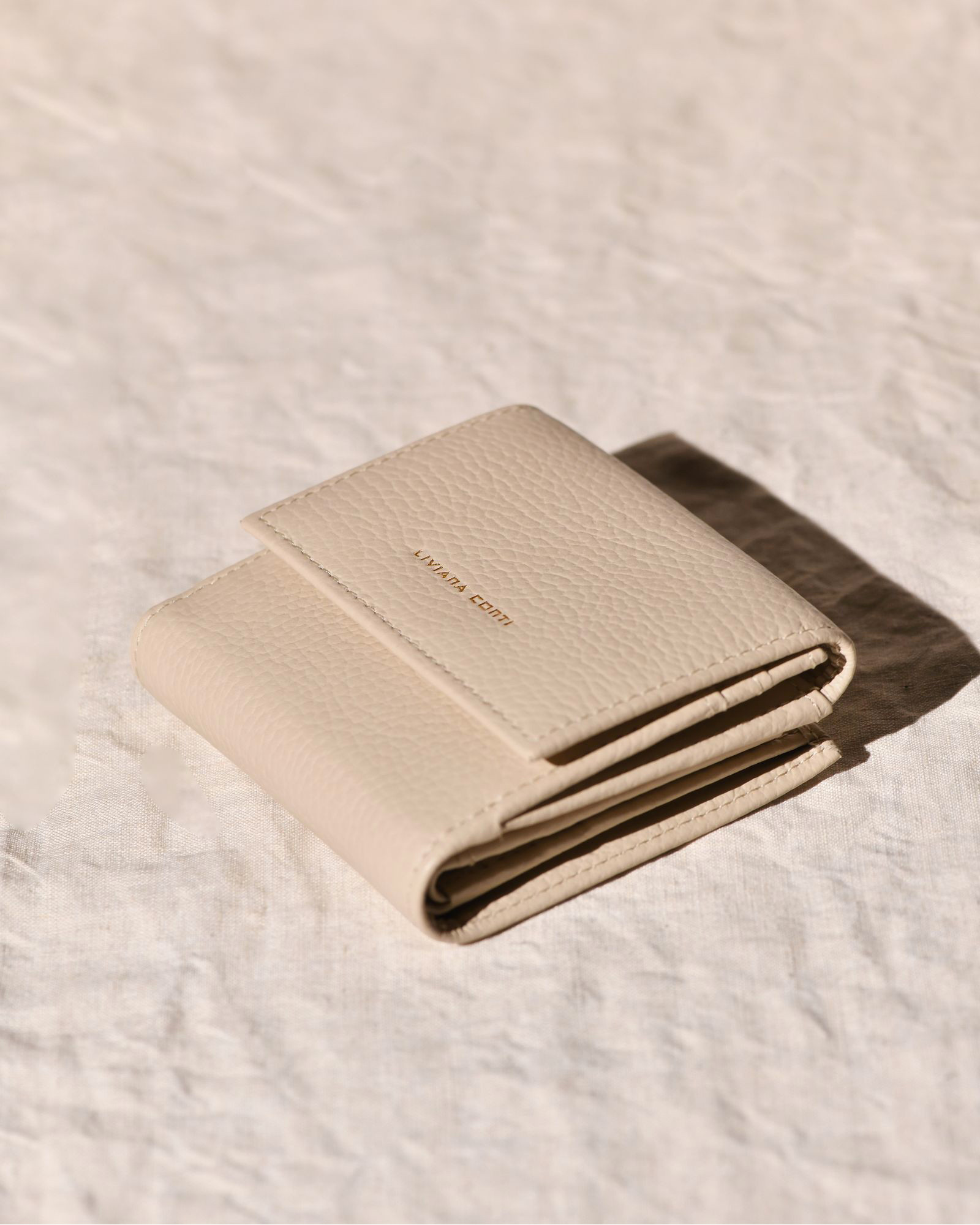 Portefeuille en cuir beige Liviana Conti
