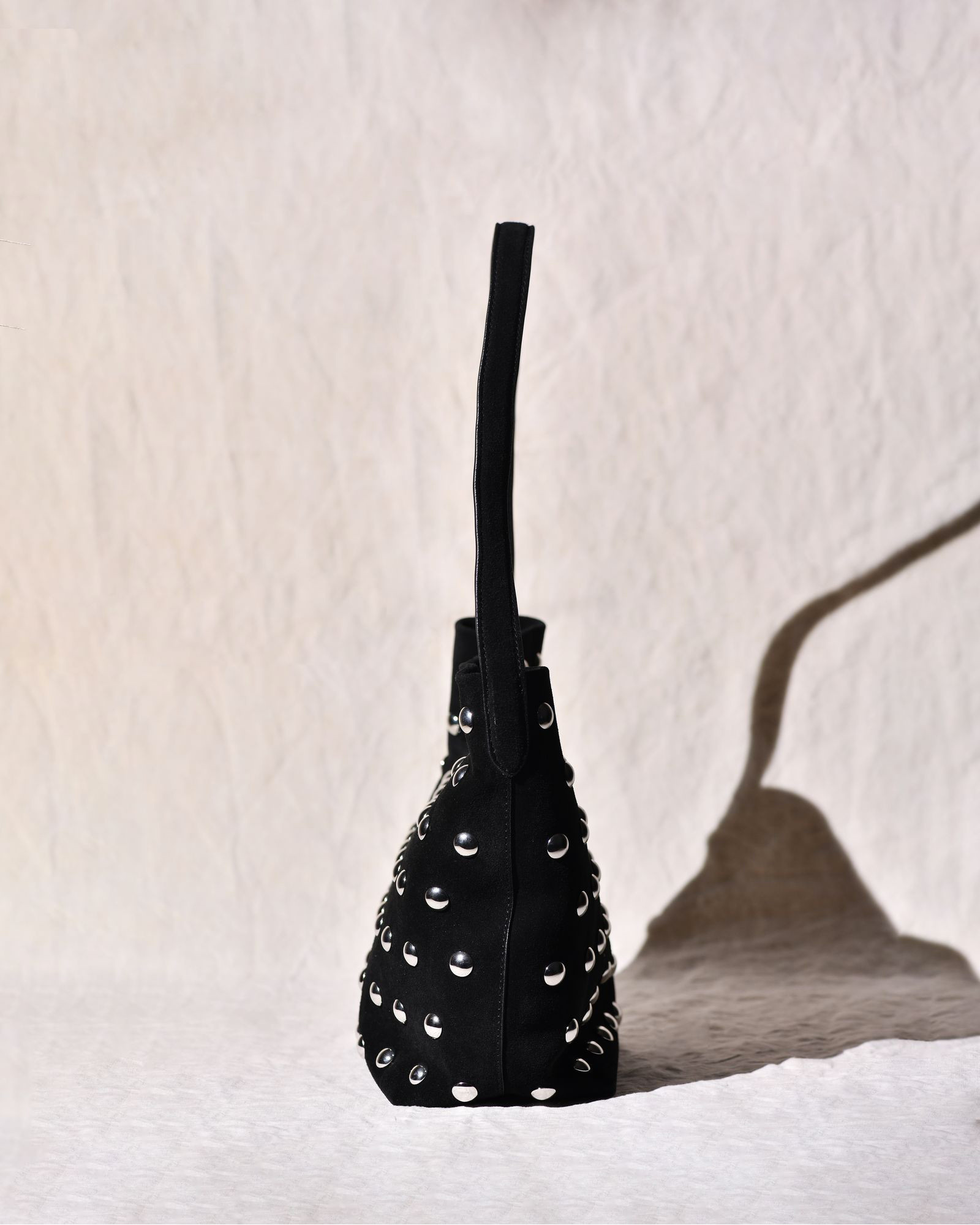 Sac en cuir noir à clous Liviana Conti