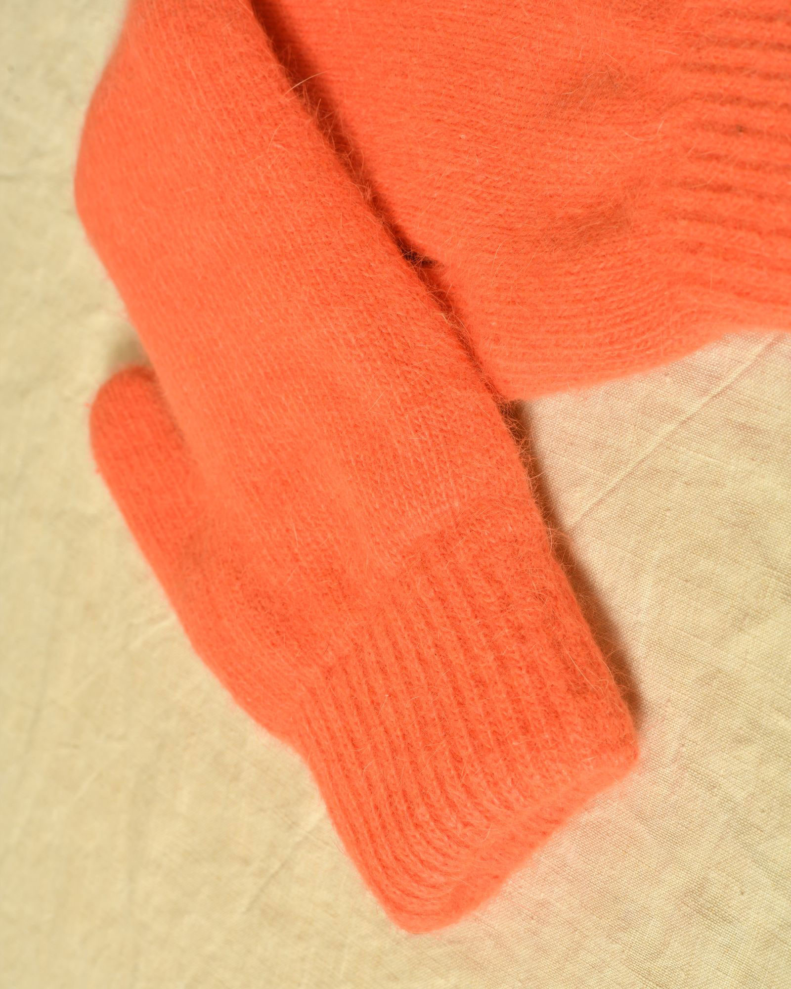 Moufles en angora corail Ka