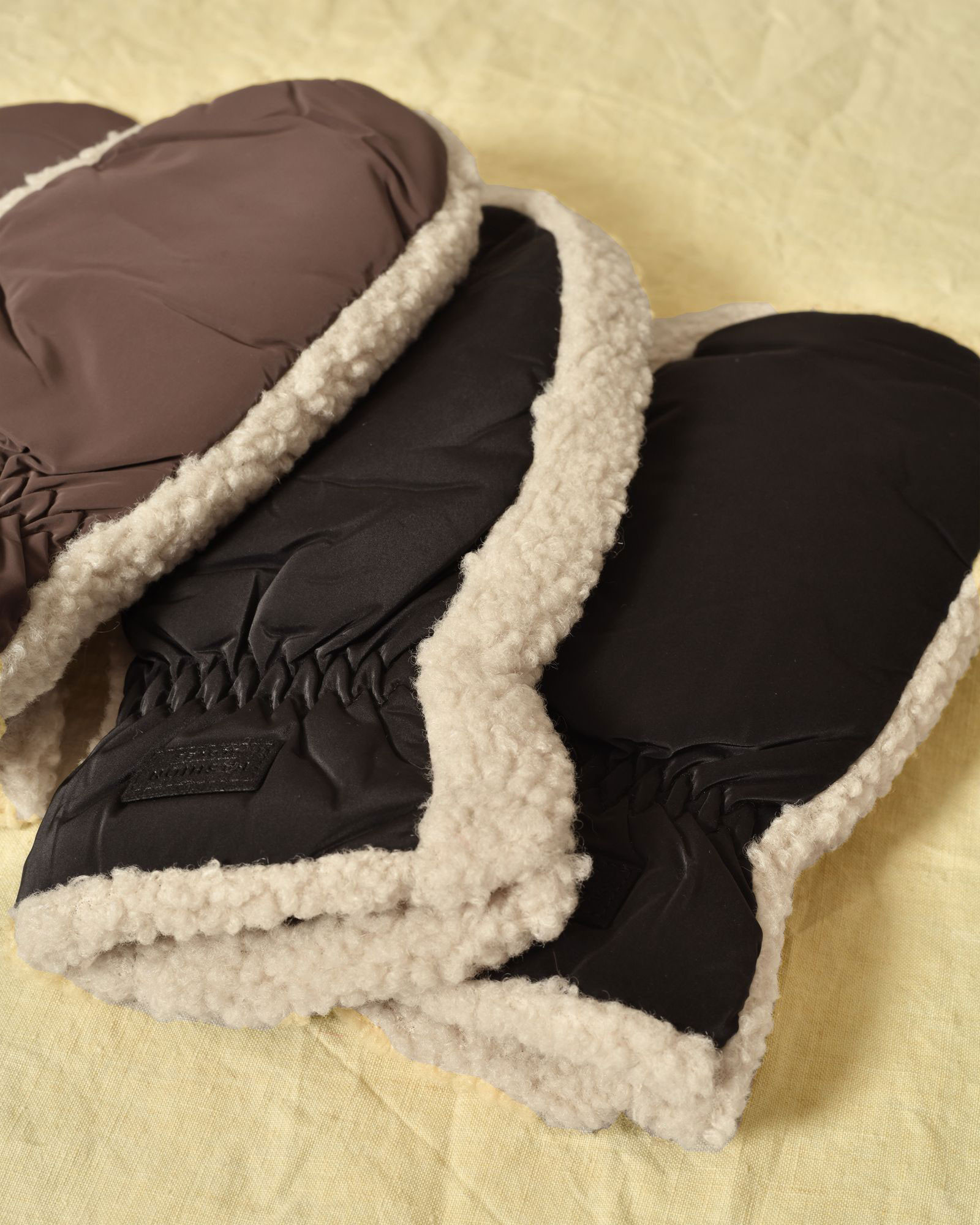 Moufles doublées effet mouton noir Ka