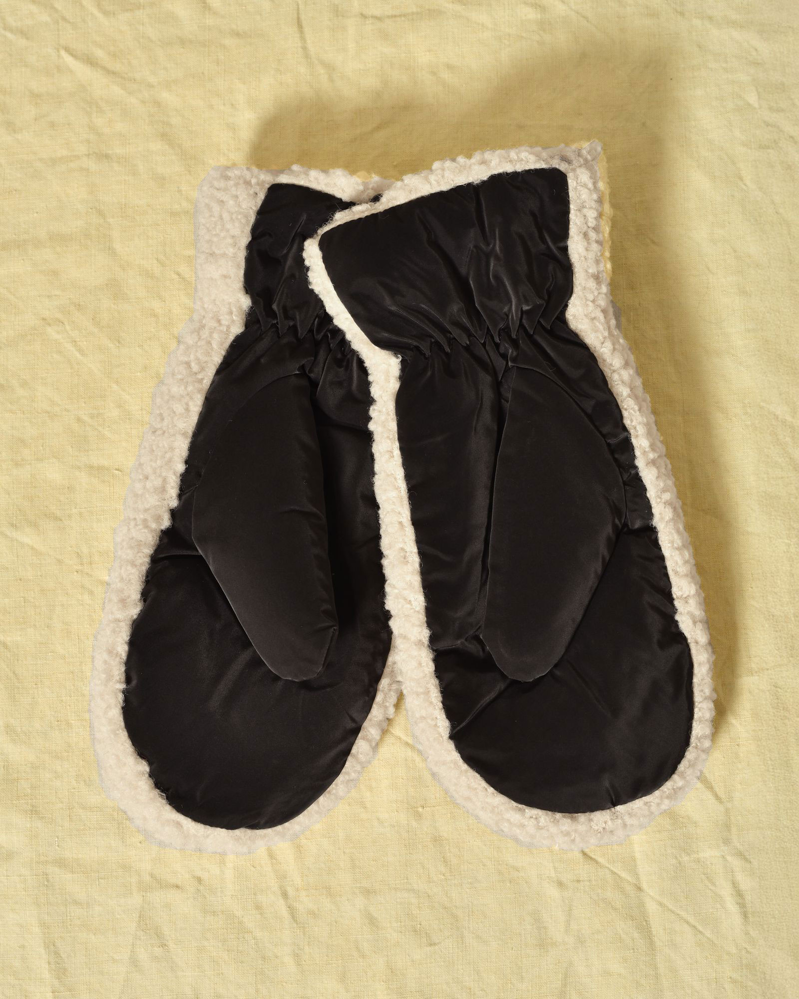 Moufles doublées effet mouton noir Ka