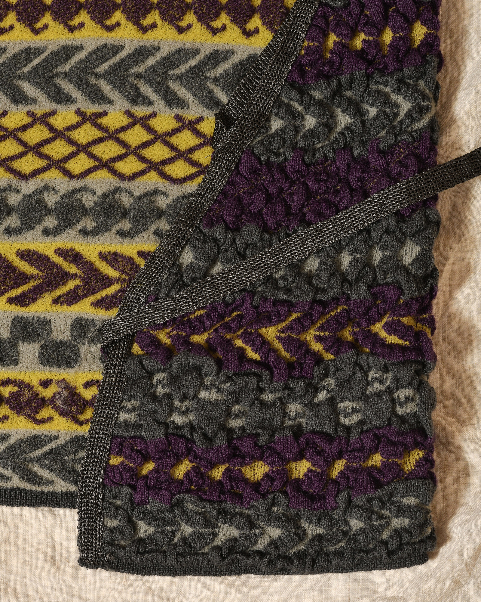 Top dos nu à col montant et motifs tricolore Malloni