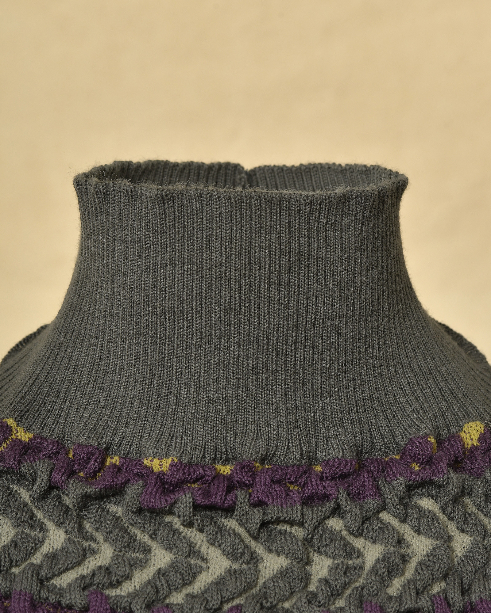 Top dos nu à col montant et motifs tricolore Malloni