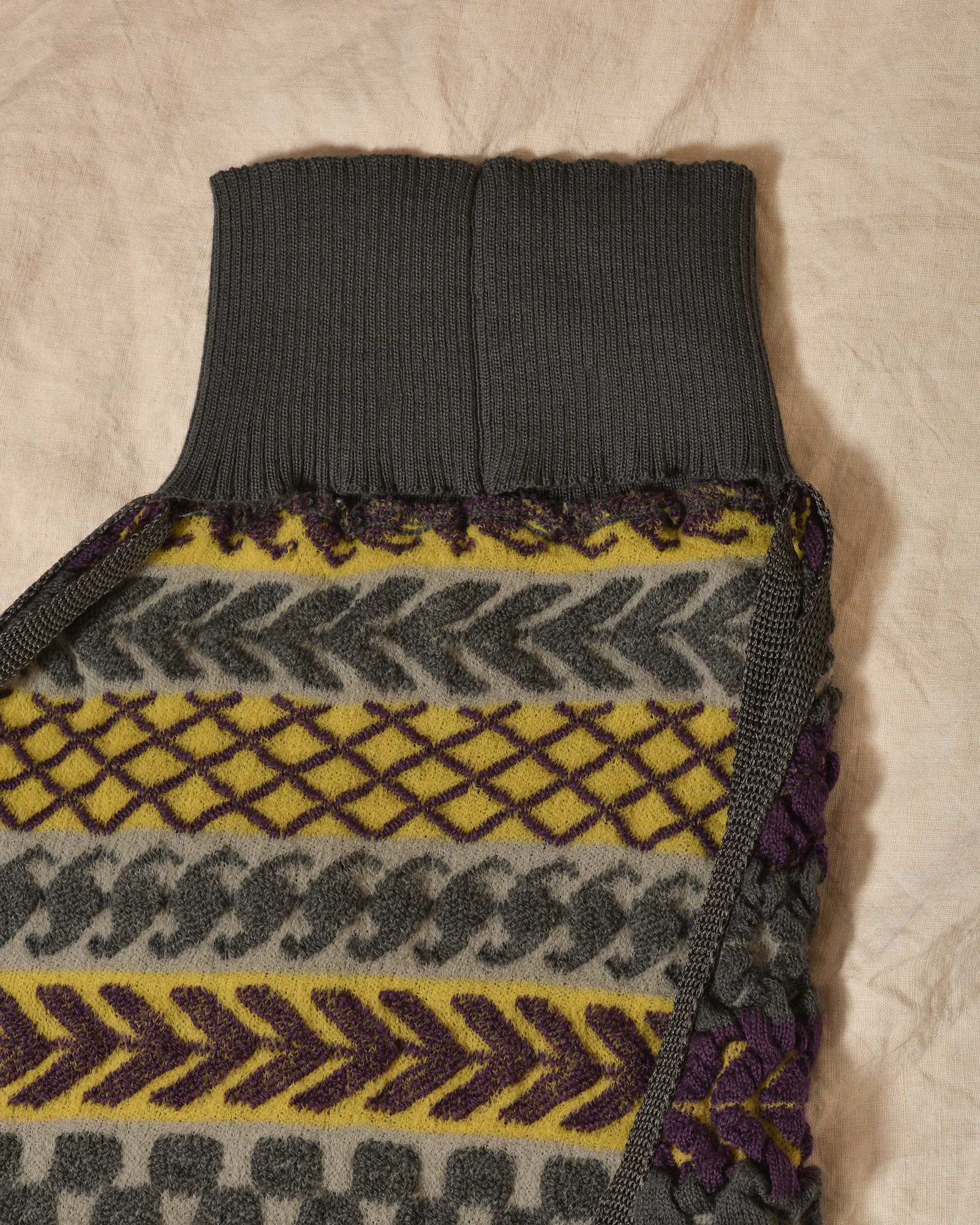 Top dos nu à col montant et motifs tricolore Malloni