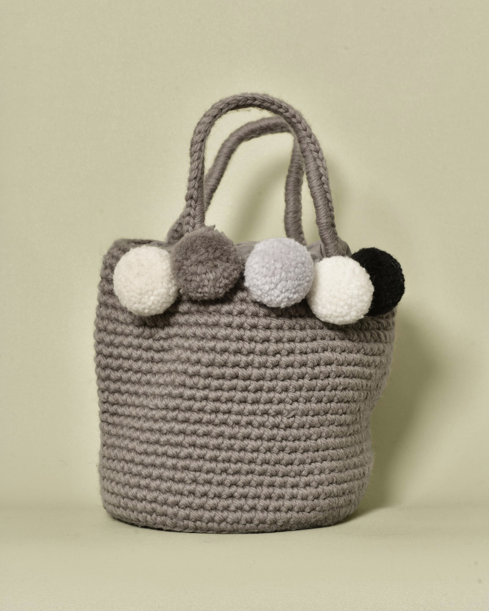 Sac seau en crochet avec pompons Caterina Bertini