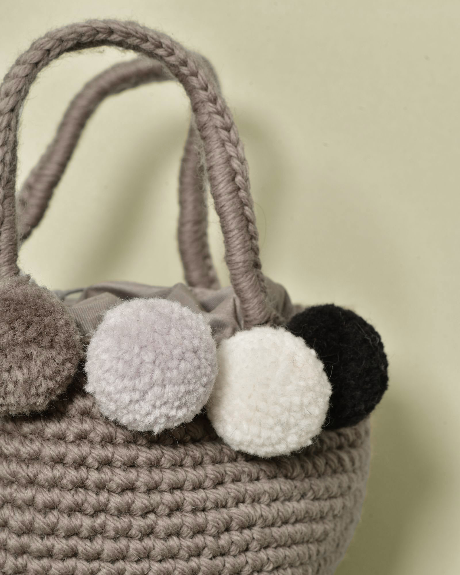 Sac seau en crochet avec pompons Caterina Bertini