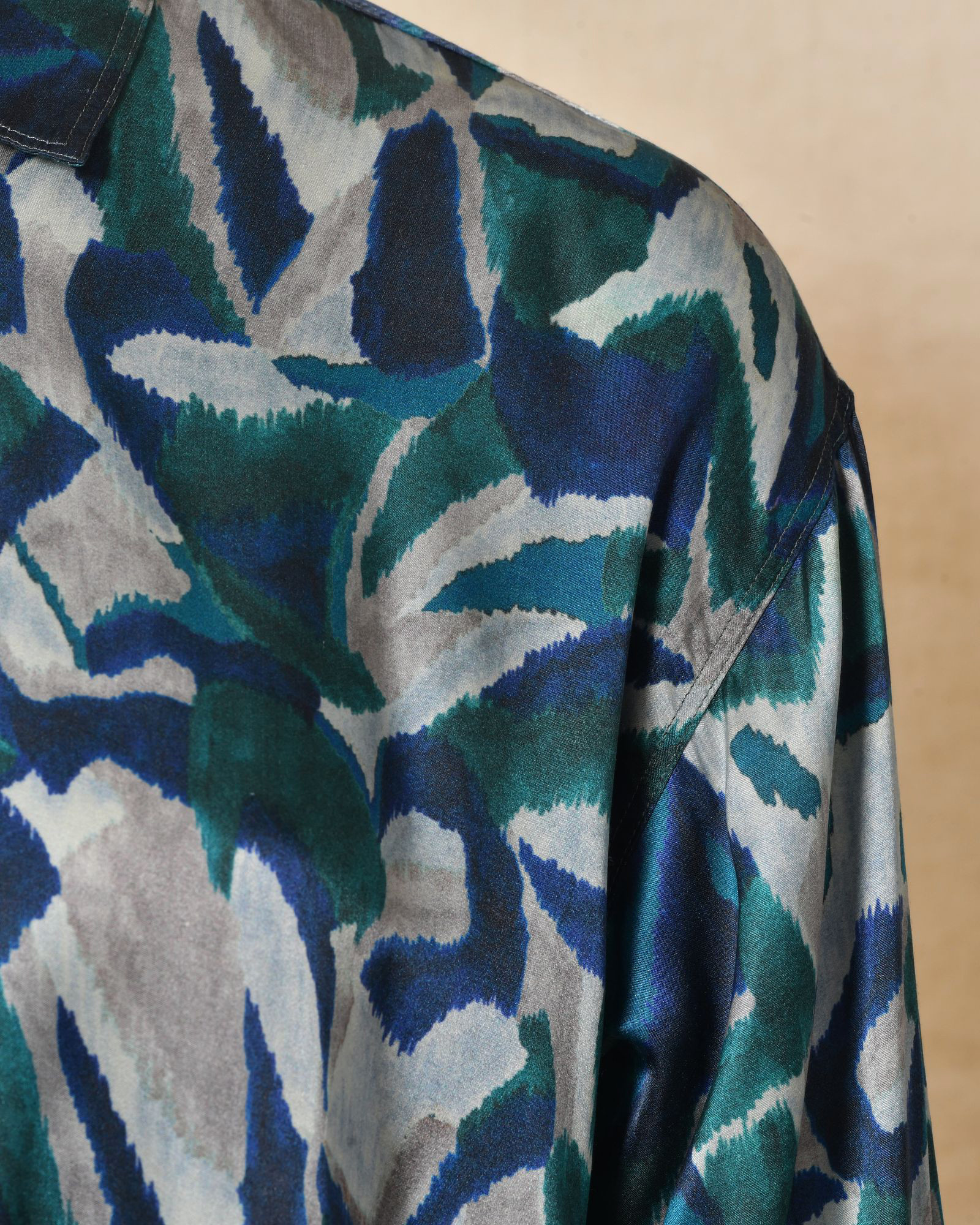 Chemisier en soie bleu à motifs Pomandère