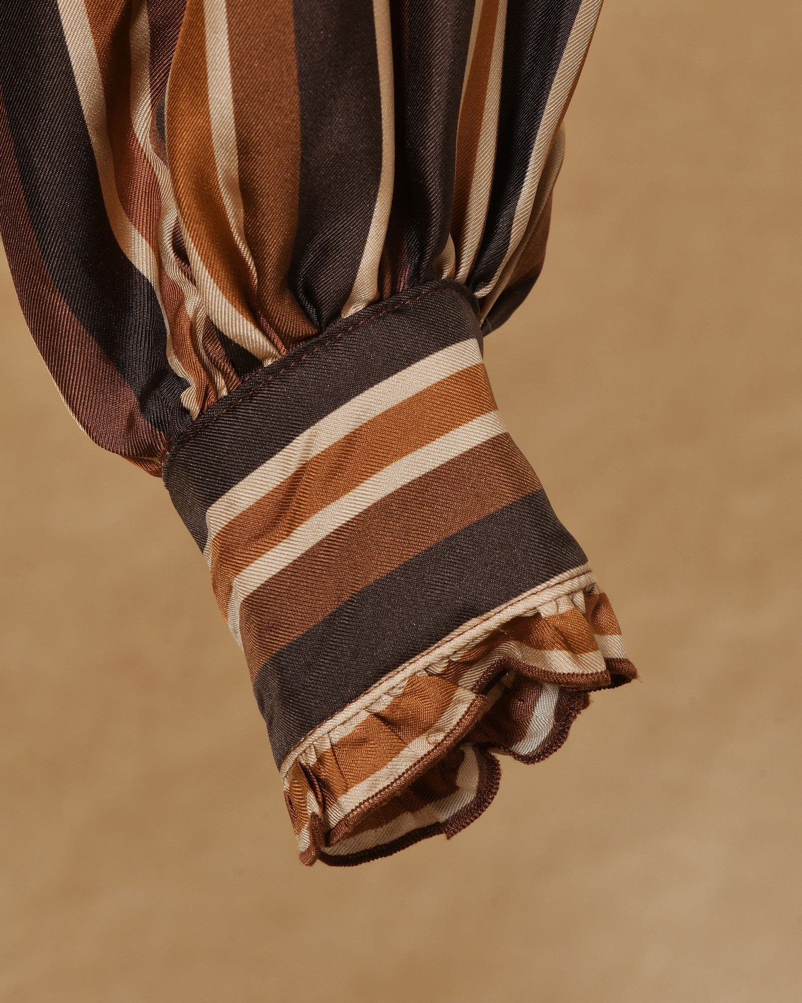 Blouse rayée boutonnée à col froncé camel Chloé Stora