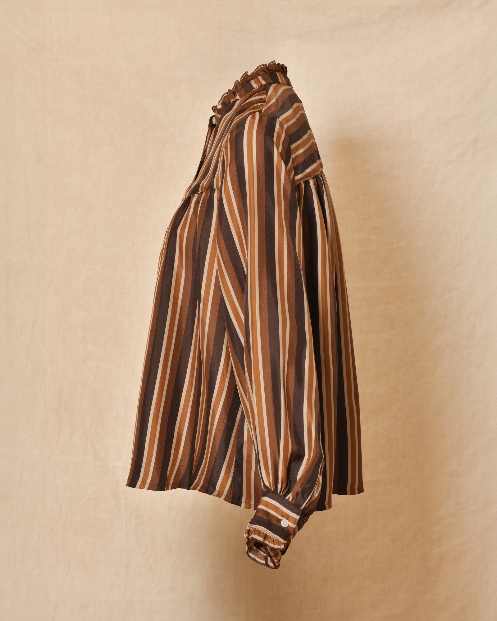 Blouse rayée boutonnée à col froncé camel Chloé Stora