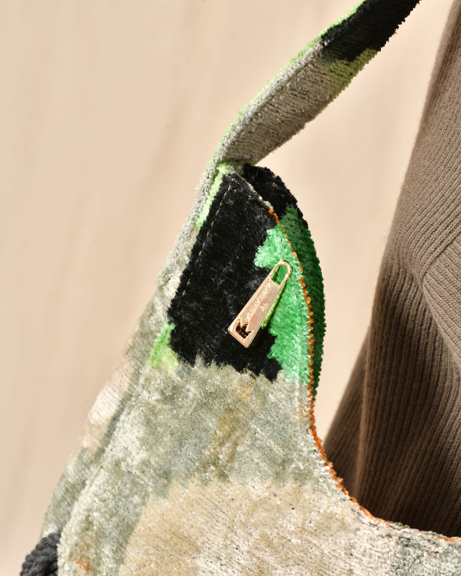 Sac en velours multicolore à franges La Milanesa