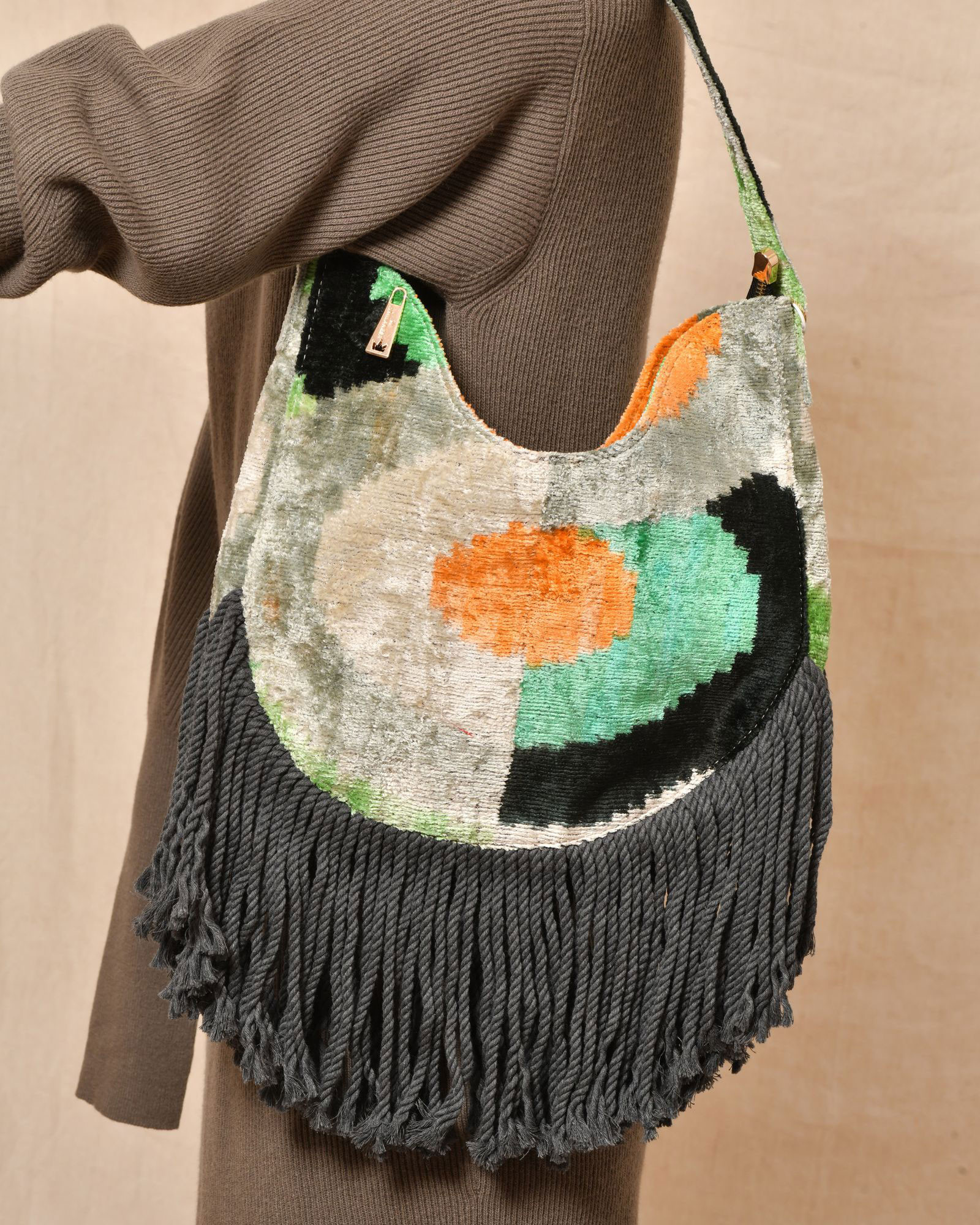 Sac en velours multicolore à franges La Milanesa