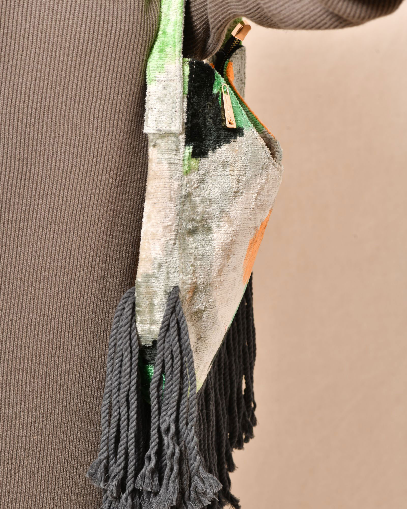 Sac en velours multicolore à franges La Milanesa