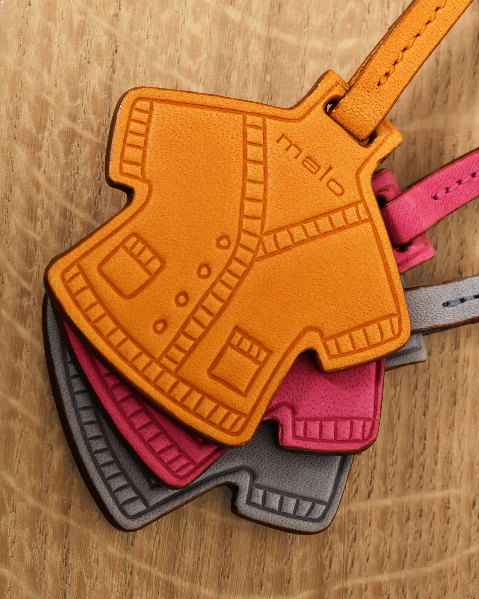 Porte-clés en cuir forme manteau rose Malo