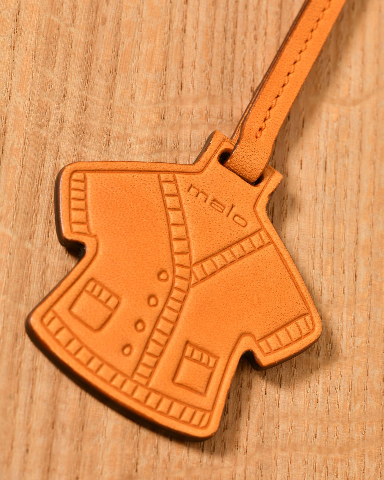 Porte-clés en cuir forme manteau orange Malo
