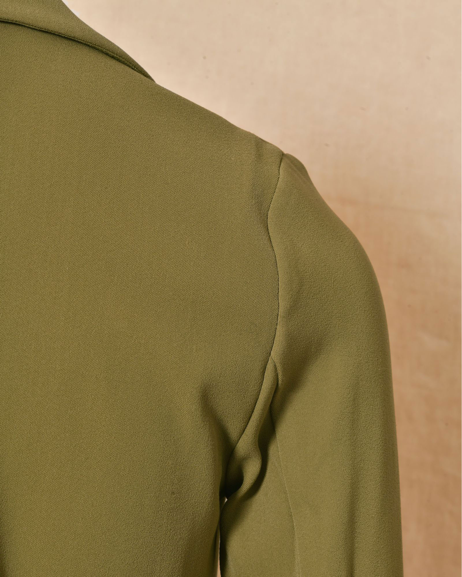 Veste cintrée en crêpe kaki Momoni