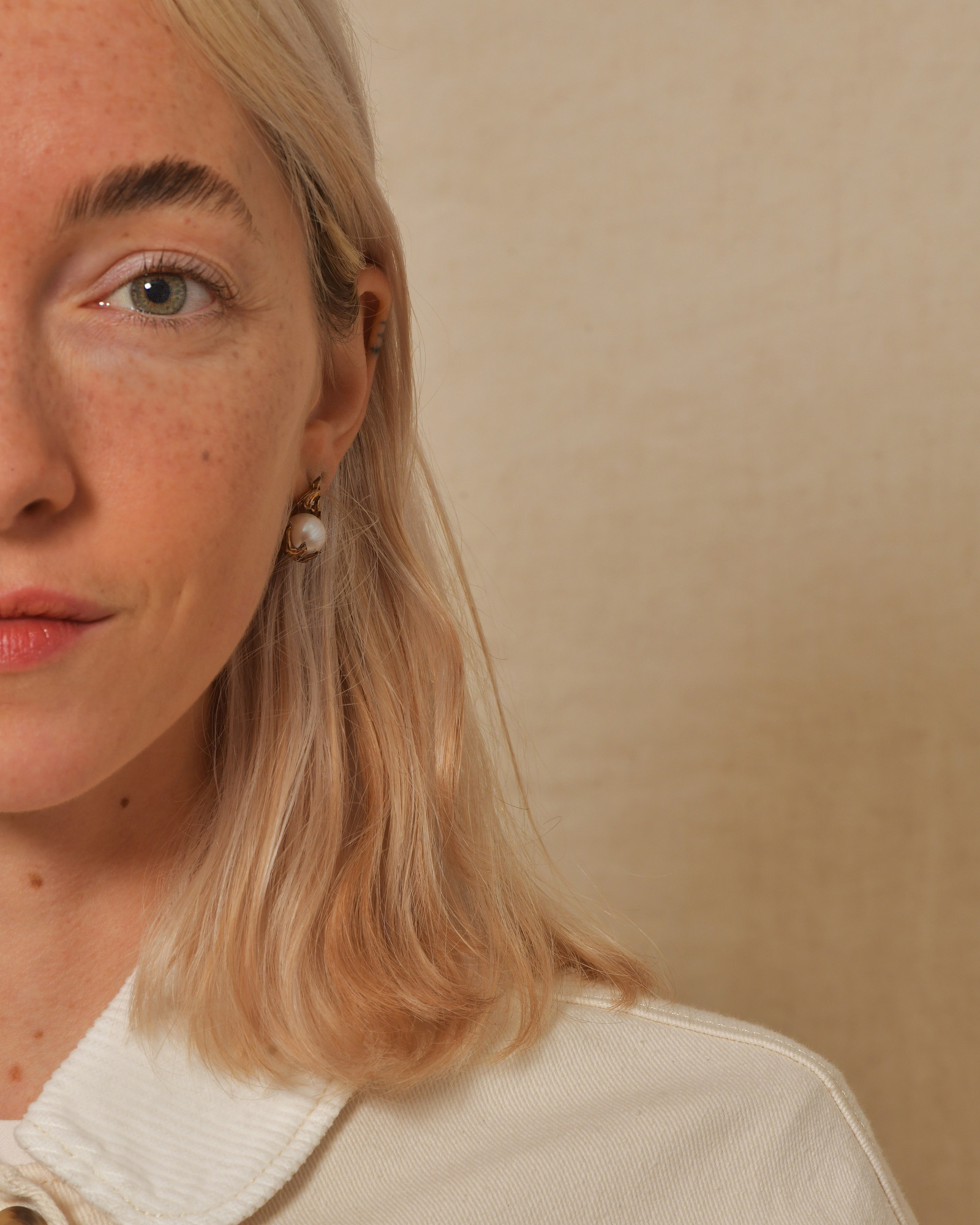 Mono boucle d’oreille flamme dorée et perle nacrée Alan Crocetti