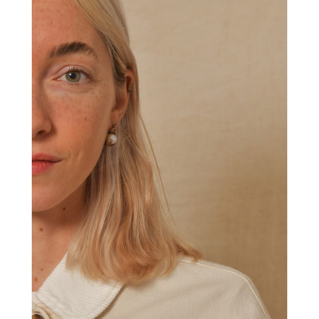 Mono boucle d’oreille flamme dorée et perle nacrée Alan Crocetti