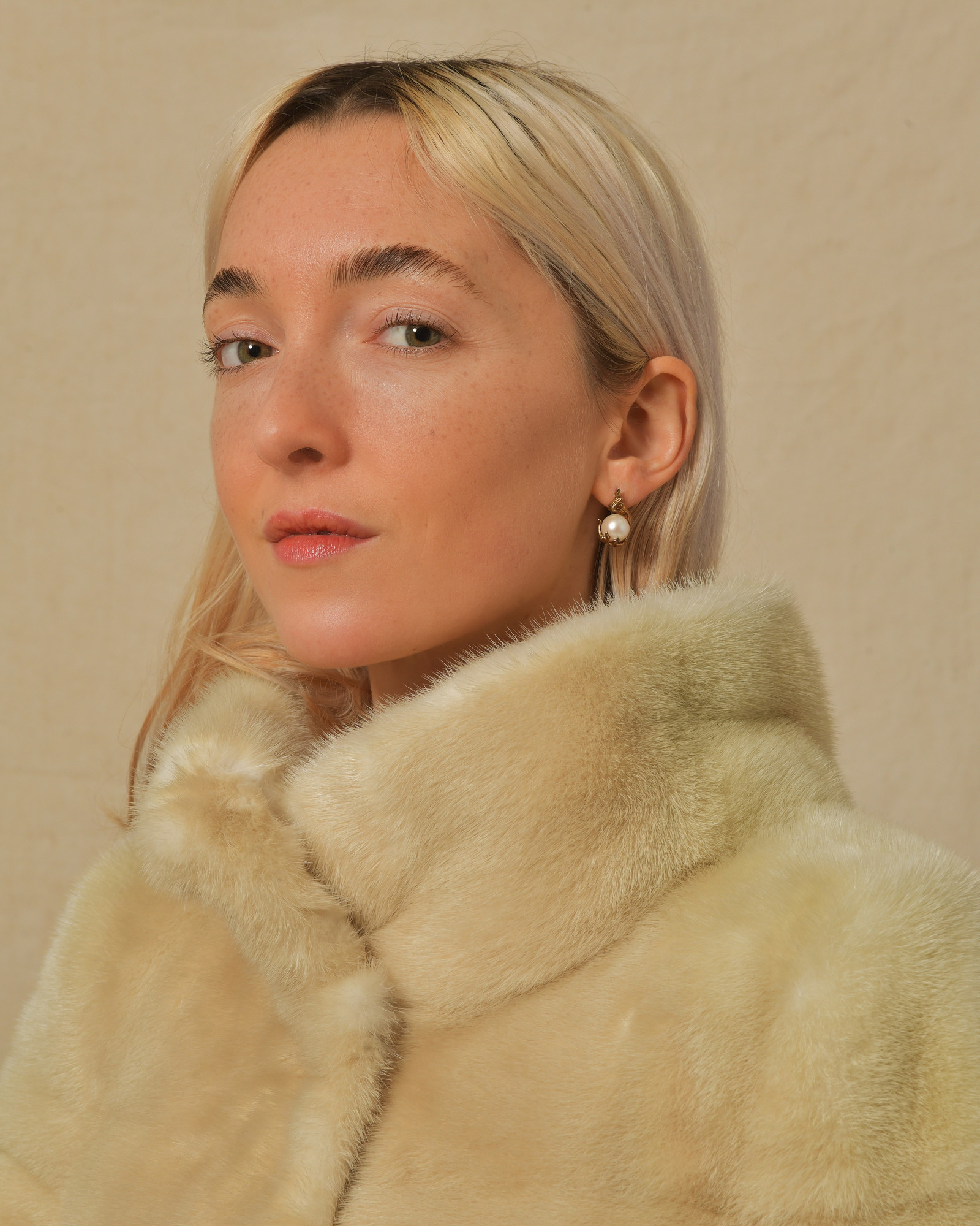 Mono boucle d’oreille flamme dorée et perle nacrée Alan Crocetti