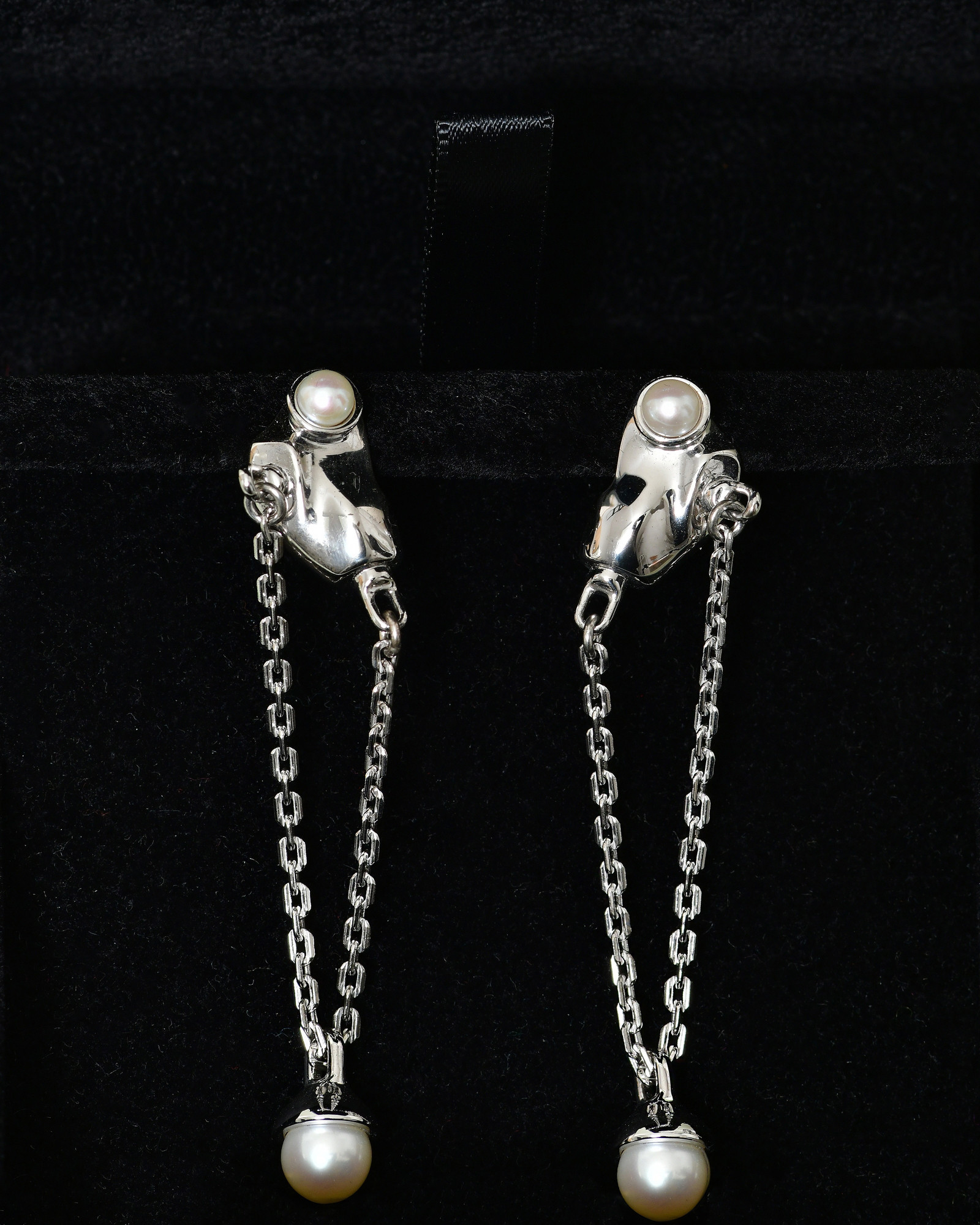 Boucles d’oreilles pendantes à chaîne et perles Published By