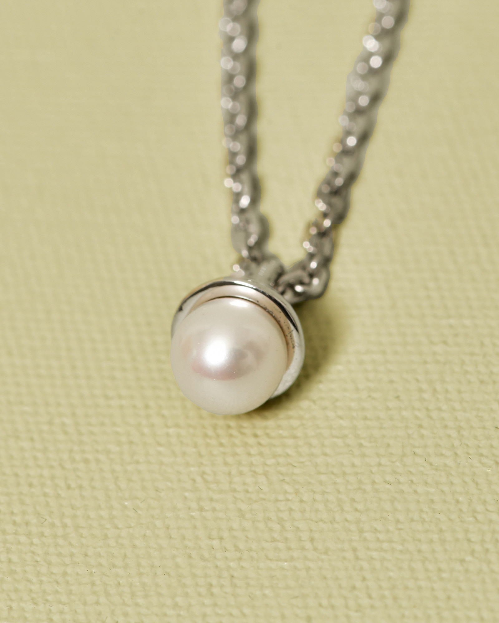 Boucles d’oreilles pendantes à chaîne et perles Published By