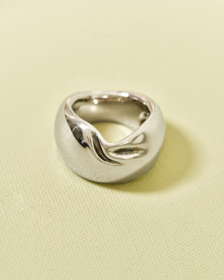 Bague drapée argentée Published By