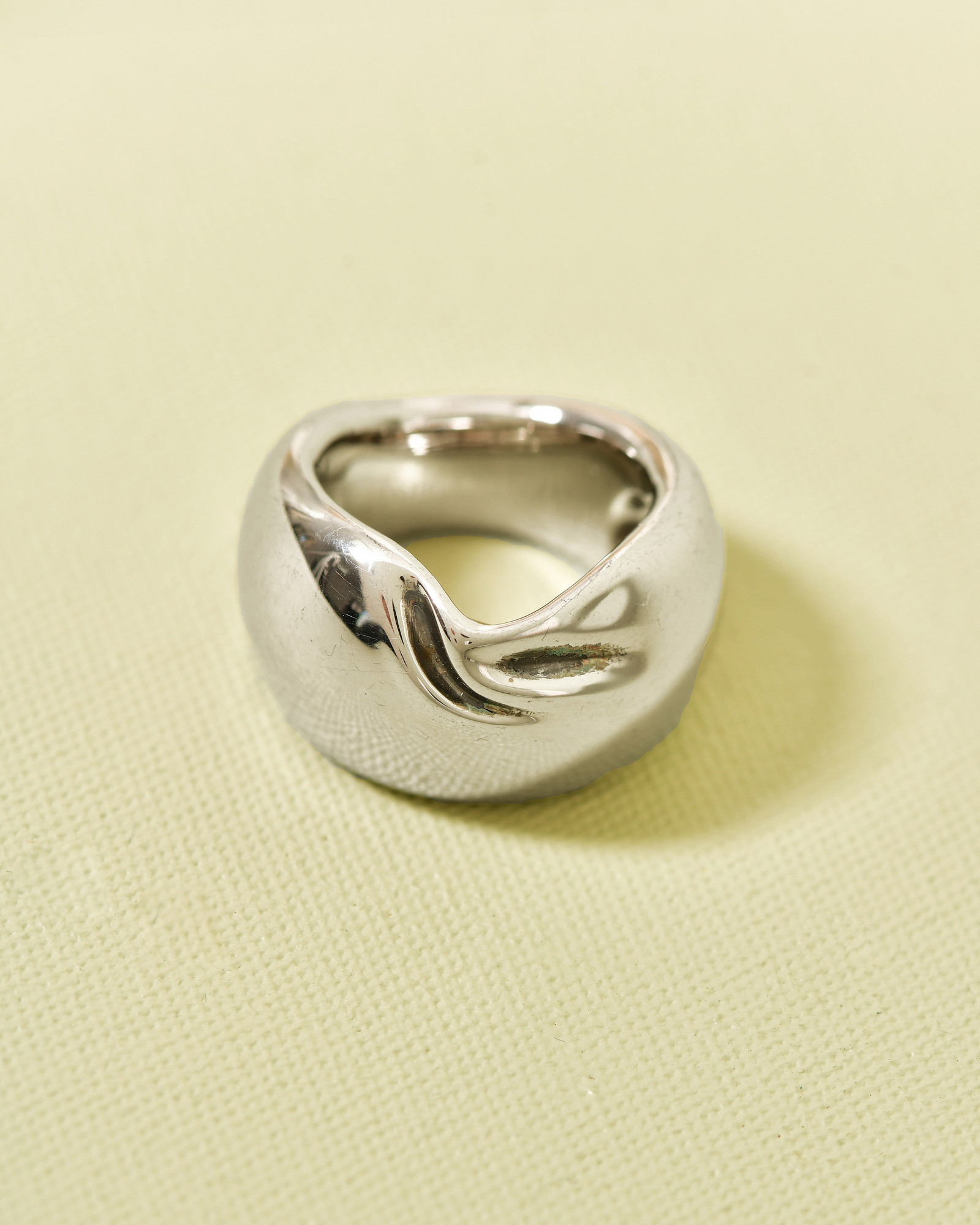 Bague drapée argentée Published By