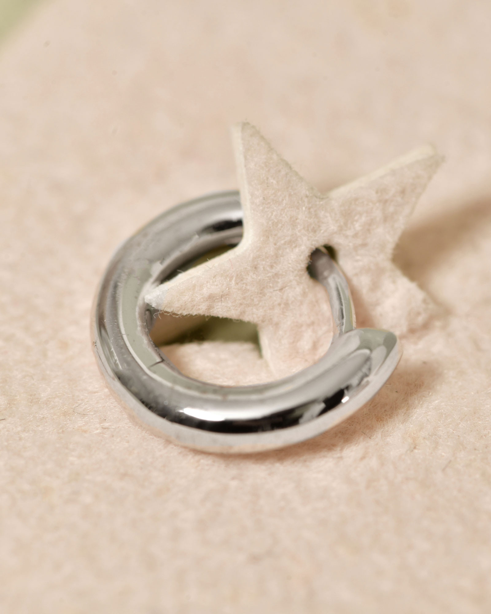 Boucles d’oreilles créoles en or blanc 14 carats Apres