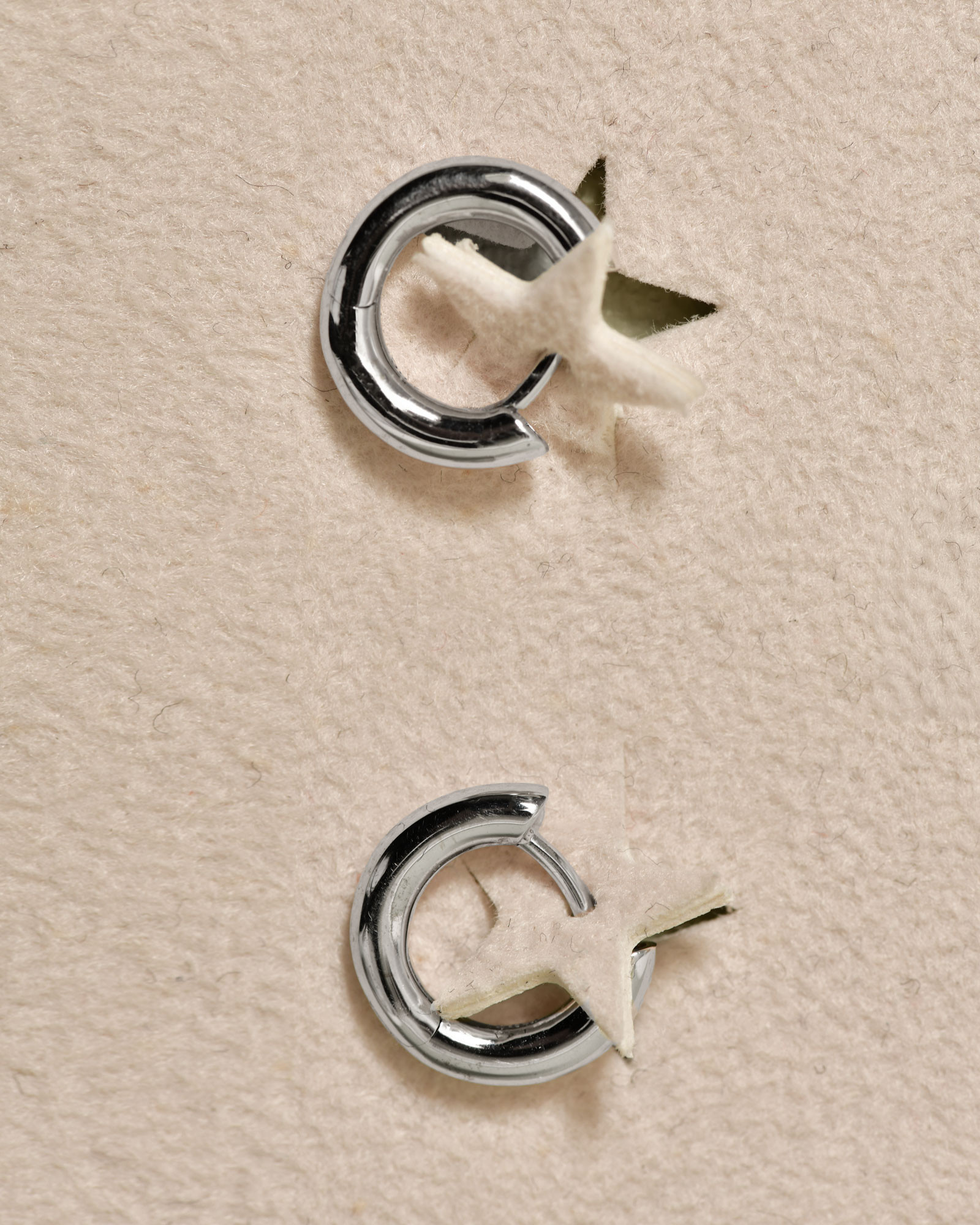 Boucles d’oreilles créoles en or blanc 14 carats Apres