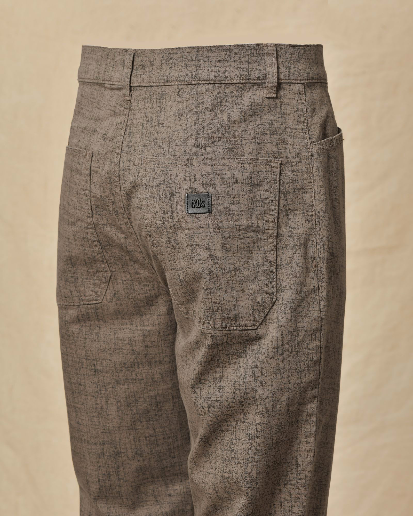 Pantalon chiné taupe à motifs abstraits Ixos