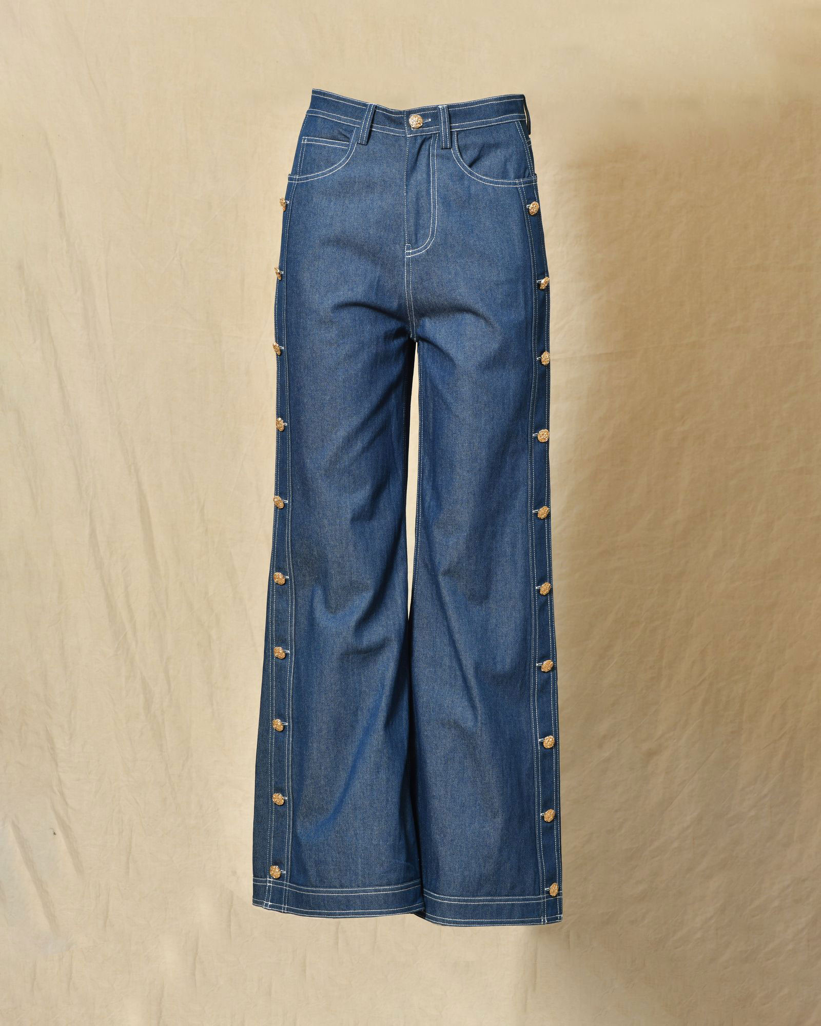 Pantalon denim large avec boutons dorés latéraux Edward Achour