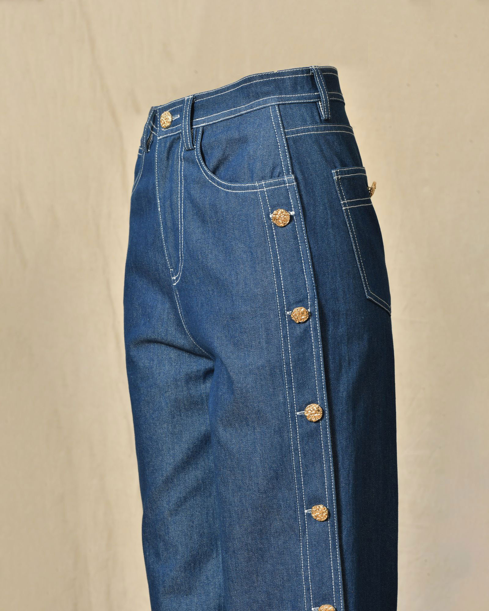 Pantalon denim large avec boutons dorés latéraux Edward Achour