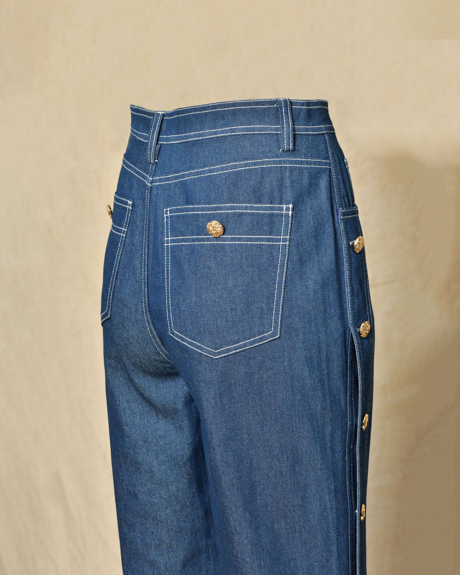 Pantalon denim large avec boutons dorés latéraux Edward Achour