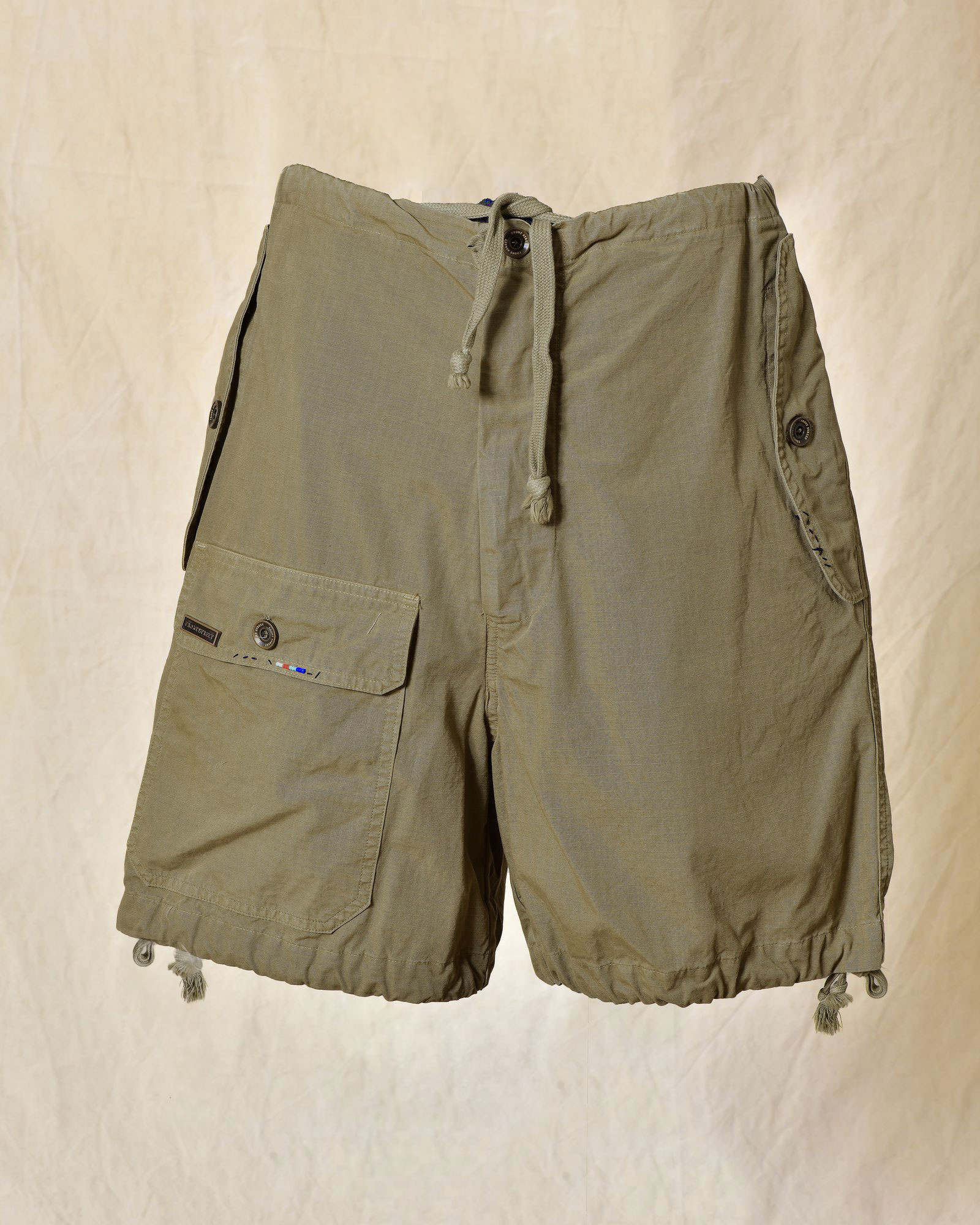 Short parachute kaki Front Street