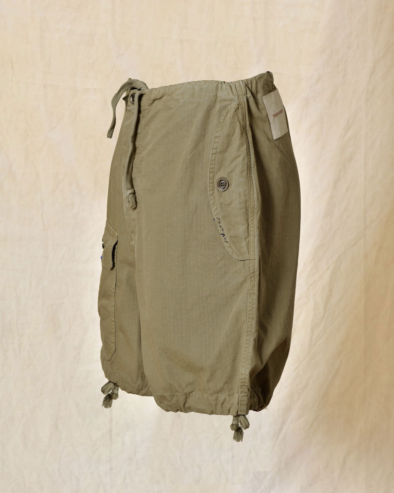 Short parachute kaki Front Street