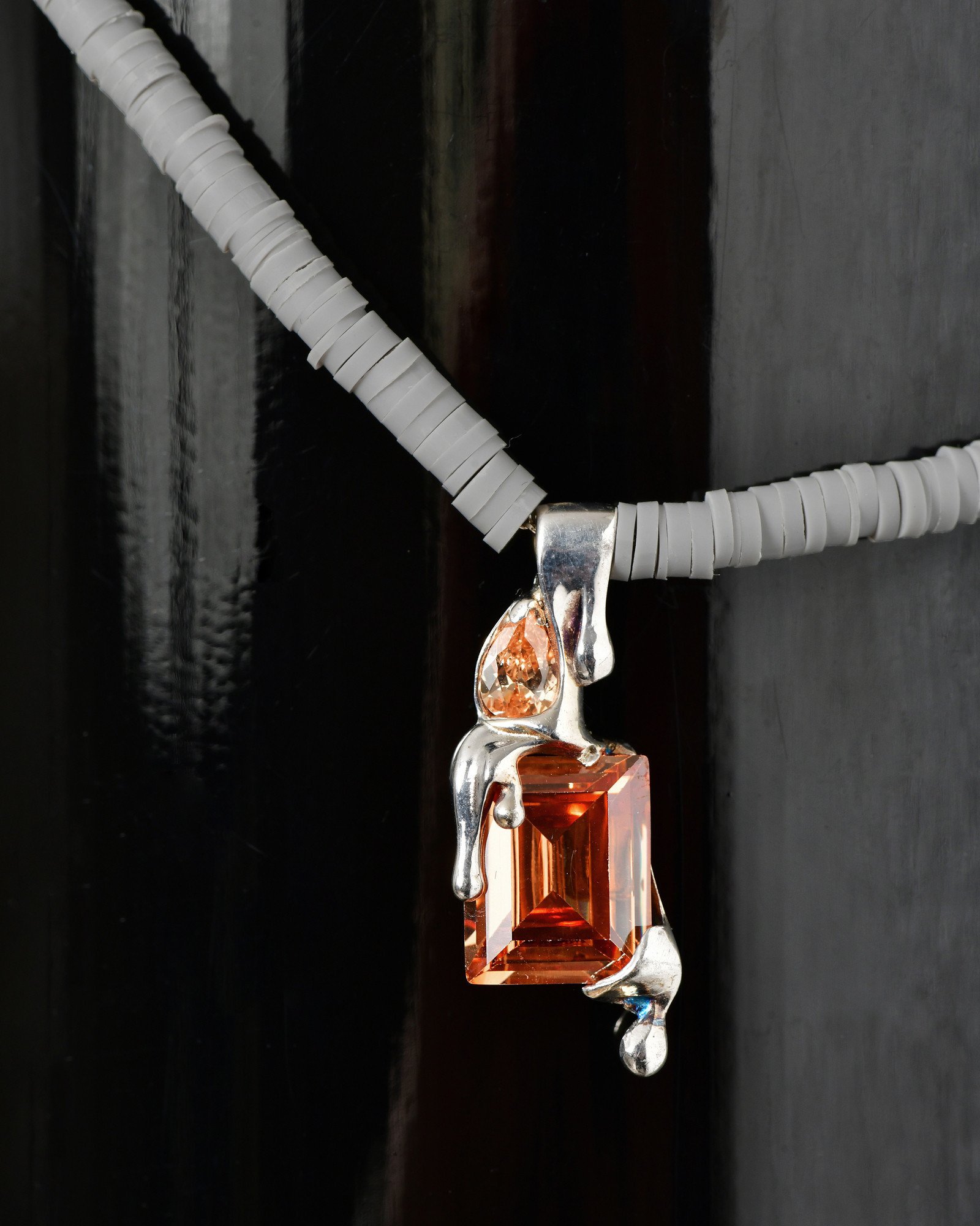 Collier perles grises avec pendentif cristal orange Alan Crocetti