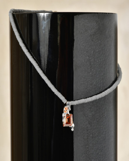 Collier perles grises avec pendentif cristal orange Alan Crocetti