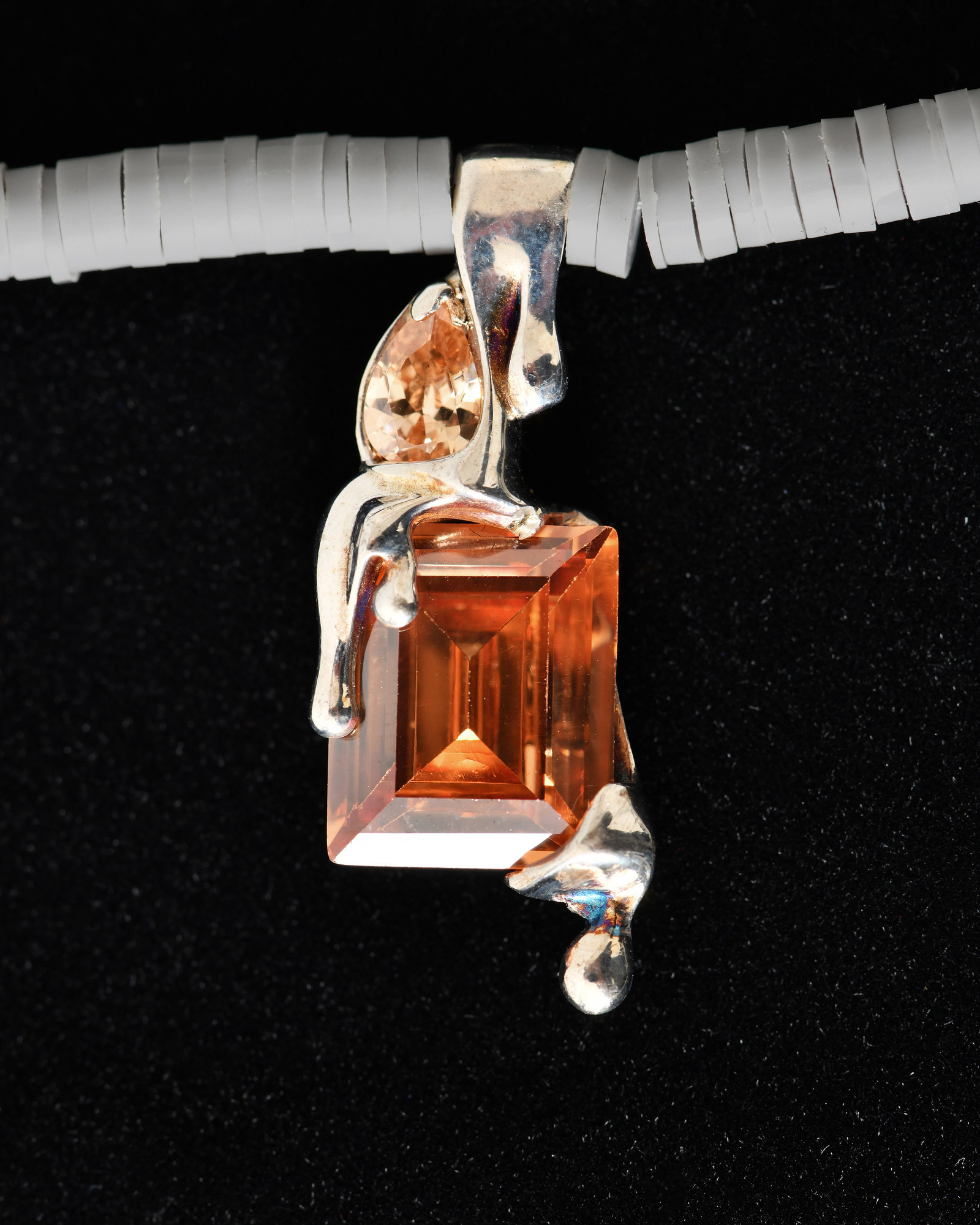 Collier perles grises avec pendentif cristal orange Alan Crocetti