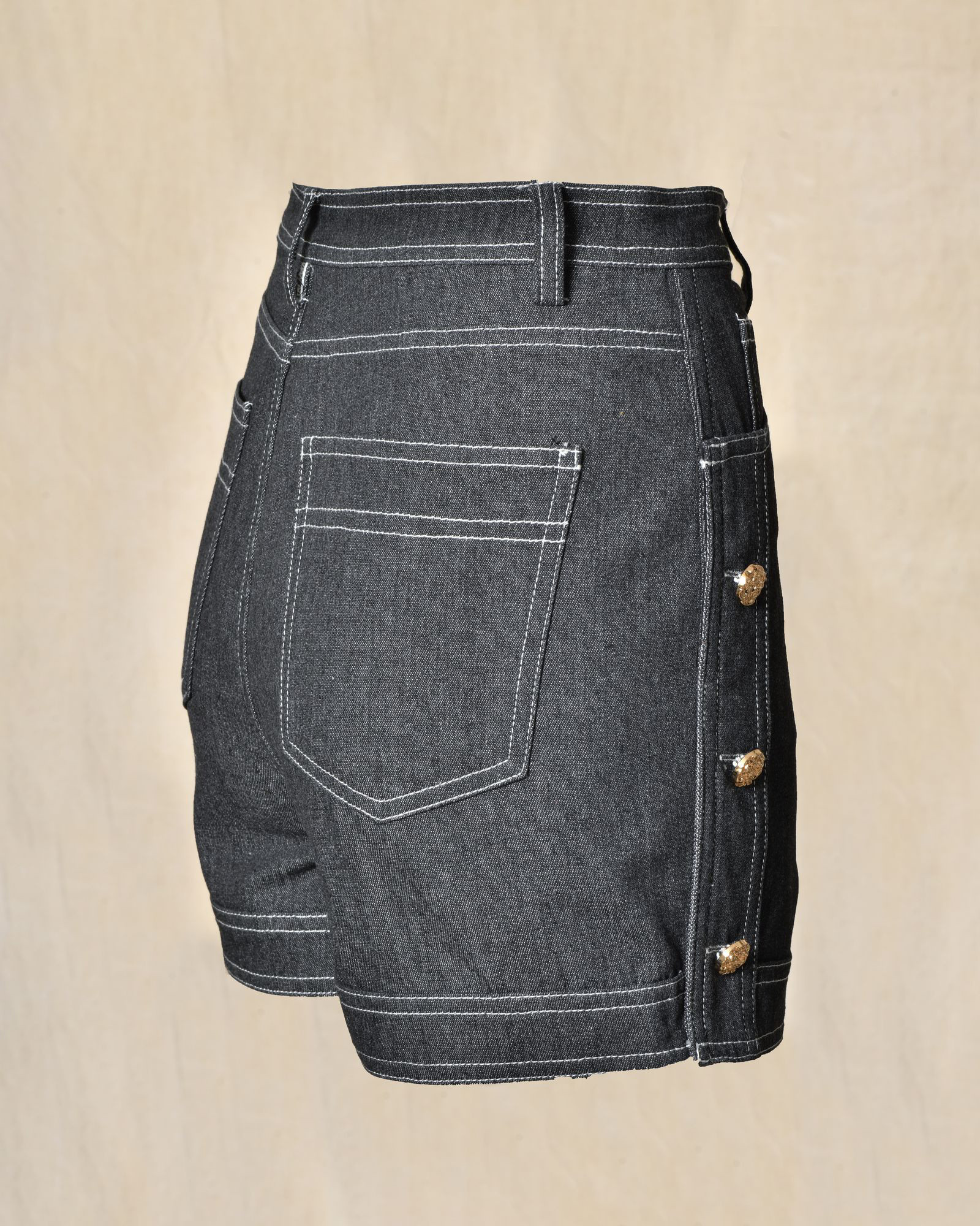 Short en denim à boutons dorés Edward Achour
