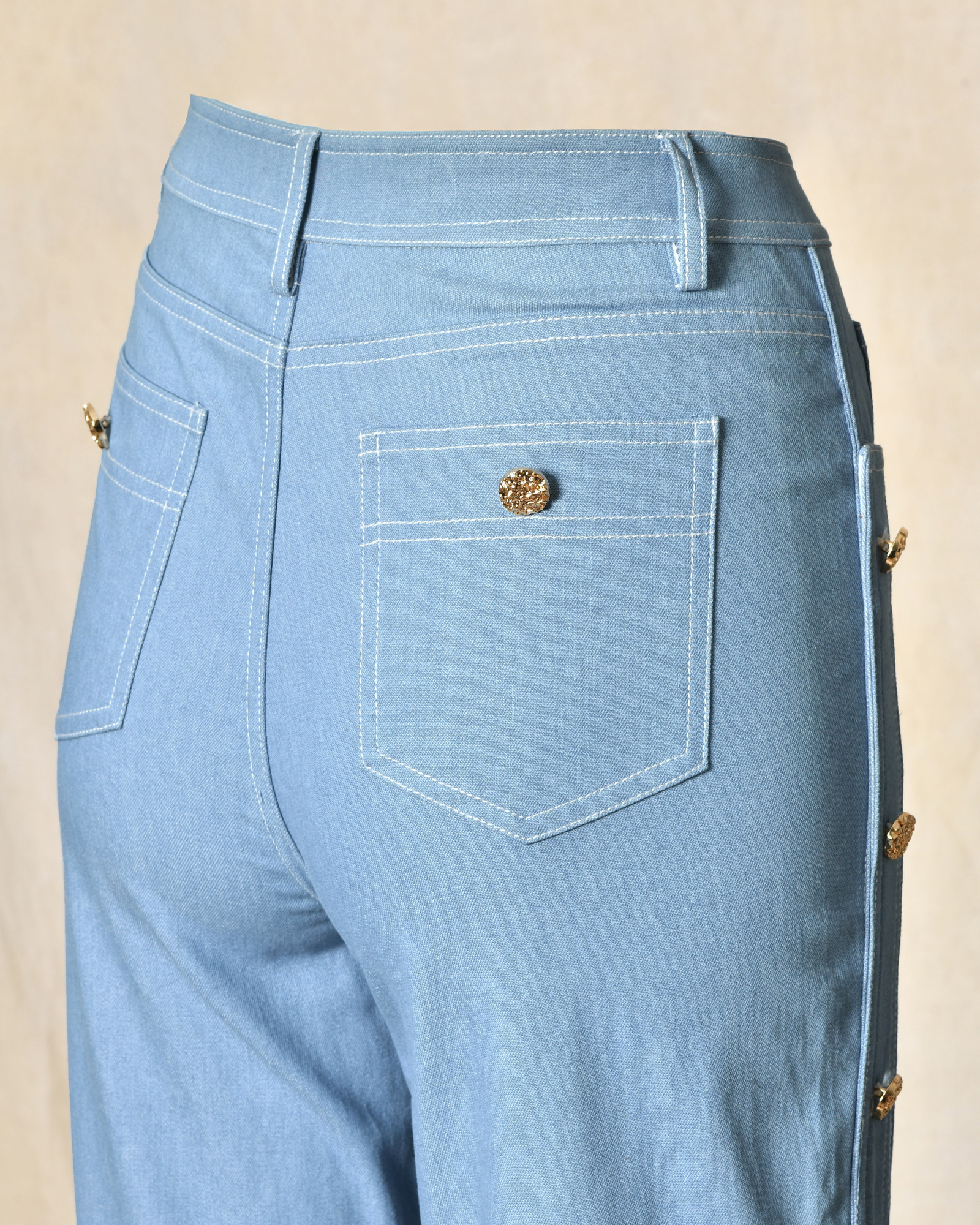 Pantalon denim large avec boutons dorés latéraux Edward Achour