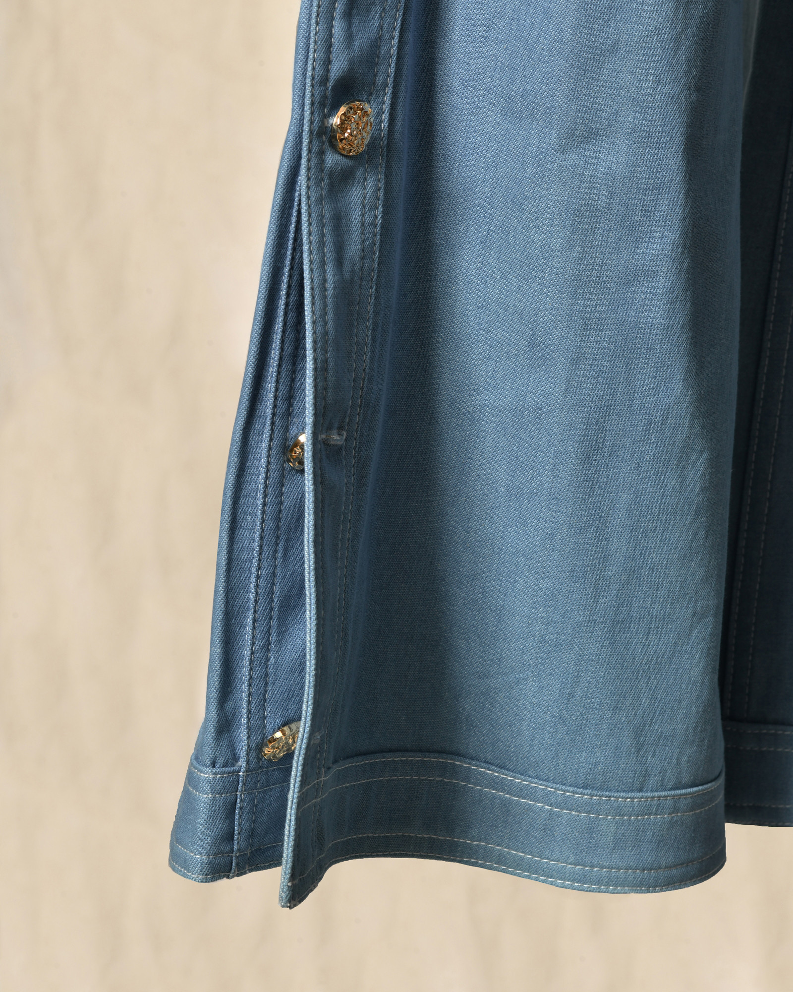 Pantalon denim large avec boutons dorés latéraux Edward Achour