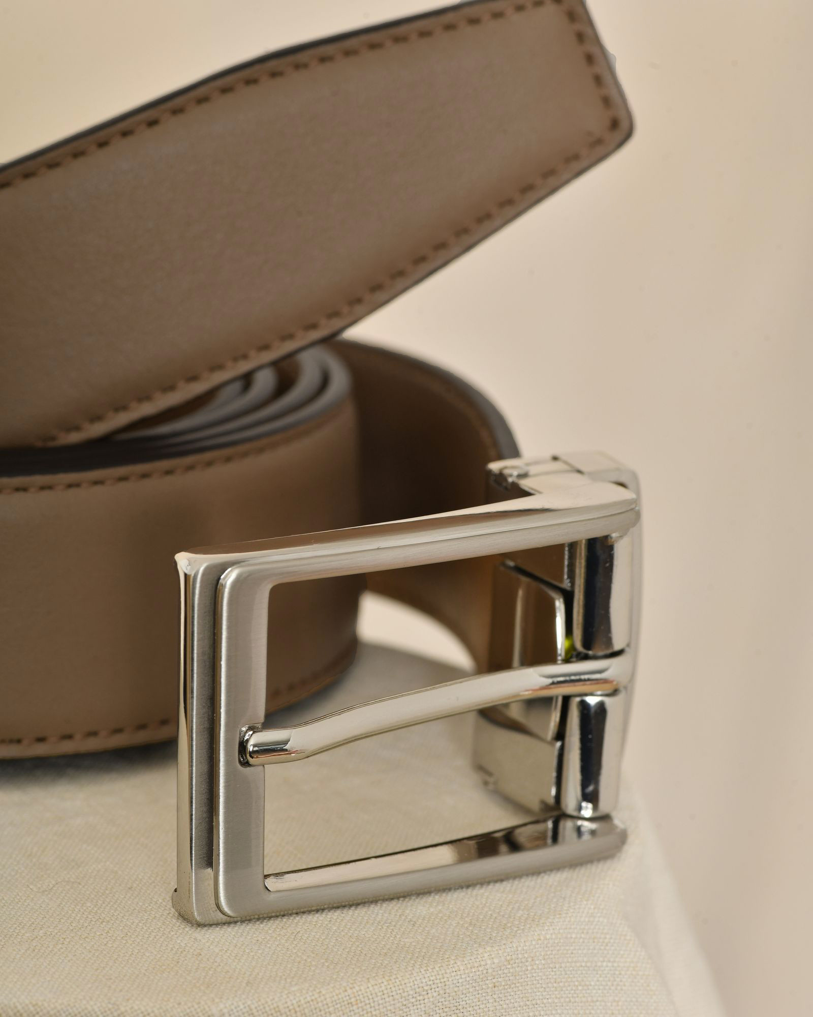 Ceinture en cuir lisse taupe réglable Falorni