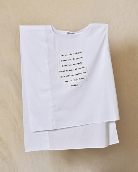 Top blanc asymétrique avec message imprimé Balossa