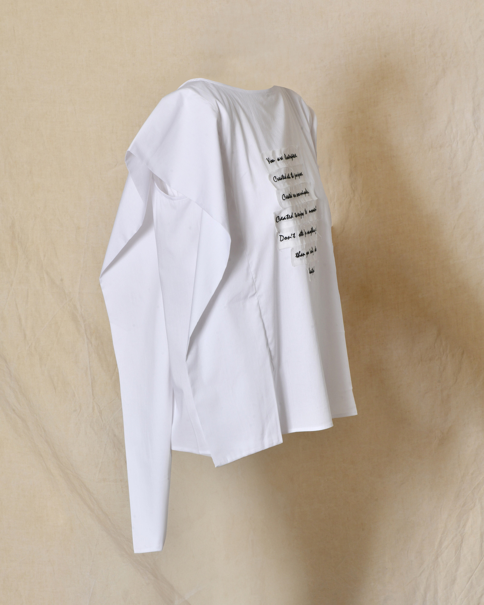 Top blanc asymétrique avec message imprimé Balossa